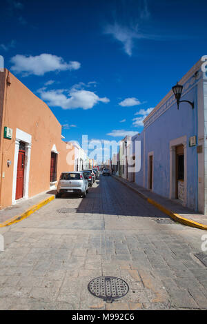 Campeche, Mexiko - Januar 31,2018: Typische koloniale Straße in Campeche, Mexiko. Historische Festungsstadt Campeche - UNESCO-Weltkulturerbe. Stockfoto