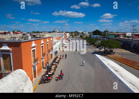 Campeche, Mexiko - Januar 31,2018: Blick von alten Mauern in Campeche. Typische koloniale Straße in Campeche, Mexiko. Historische Festungsstadt Campeche Stockfoto