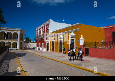 Campeche, Mexiko - Januar 31,2018: Typische koloniale Straße in Campeche, Mexiko. Historische Festungsstadt Campeche - UNESCO-Weltkulturerbe. Stockfoto