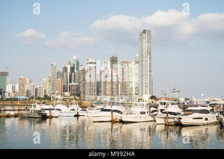 Panama City Skyline mit Luxus Yachtcharter Boote angedockt am Hafen. Stockfoto