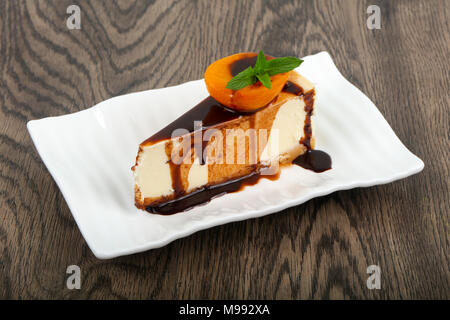 Käsekuchen mit Schokolade und Aprikose Stockfoto