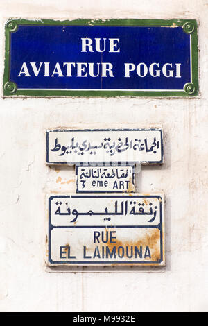 Marokko, Casablanca, Stadtzentrum, Rue El Laimounia, alte französische Rue Aviateur Poggi Zeichen Stockfoto