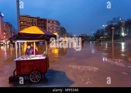 Ein Anbieter verkauft gebratene Kastanien in Taksim Square, Istanbul Stockfoto