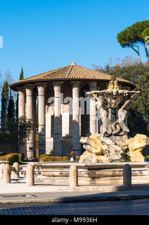 Tempel des Herkules mit Triton's Brunnen oder Fontana dei Tritoni, Piazza della Bocca della Verità, Rom, Latium, Italien Stockfoto