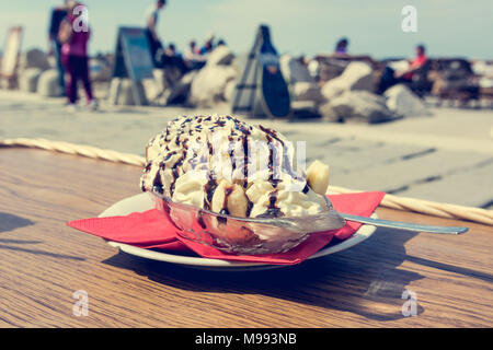 Köstliches Banana Split Eis am Meer walkpath. Stockfoto