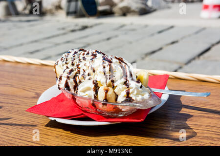 Köstliches Banana Split Eis am Meer walkpath. Stockfoto