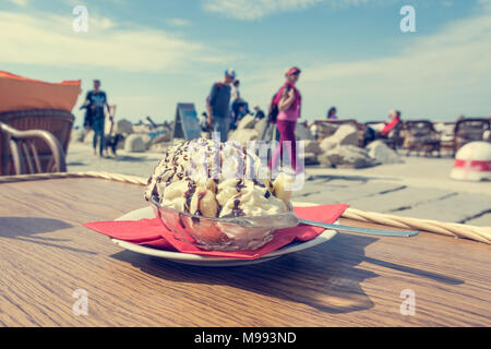 Köstliches Banana Split Eis am Meer walkpath. Stockfoto