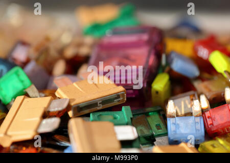 Kraftfahrzeugsicherungen kommen in verschiedenen Farben und jede Farbe ist verantwortlich für den besonderen Wert der Schutz in Ampere definiert. Stockfoto