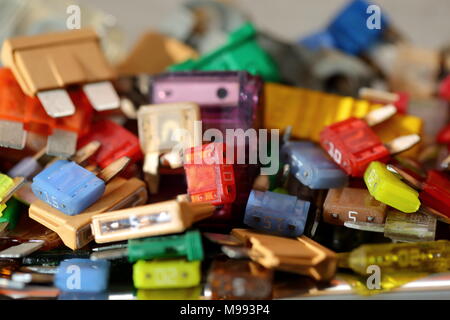 Kraftfahrzeugsicherungen kommen in verschiedenen Farben und jede Farbe ist verantwortlich für den besonderen Wert der Schutz in Ampere definiert. Stockfoto