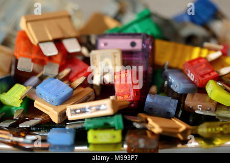 Kraftfahrzeugsicherungen kommen in verschiedenen Farben und jede Farbe ist verantwortlich für den besonderen Wert der Schutz in Ampere definiert. Stockfoto