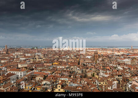 Blick über die roten Dächer von der Campanile auf dem Markusplatz nach Norden, in der die verschiedenen Stile der Architektur - Venedig, Italien. Stockfoto