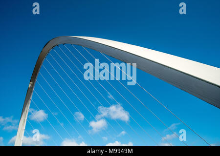 In der Nähe von Gateshead Millennium Bridge, ein Fußgänger und Radfahrer tilt Brücke überspannt den Fluss Tyne in Newcastle, England. Stockfoto