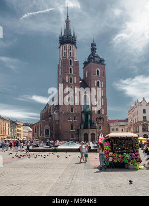Marktplatz und Basilika St. Maria Kirche Unserer Lieben Frau in den Himmel auch als Saint Mary's Church bekannt. Die Stadt Krakau in Polen Stockfoto