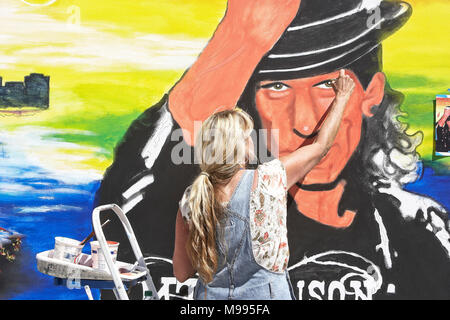 Junge Künstlerin Malerei ein großes Wandgemälde an den indischen Brunnen Art Festival in Palm Desert Kalifornien Stockfoto