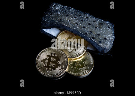 Ein bitcoin Konzept der Münzen aus den Geldbeutel Stockfoto