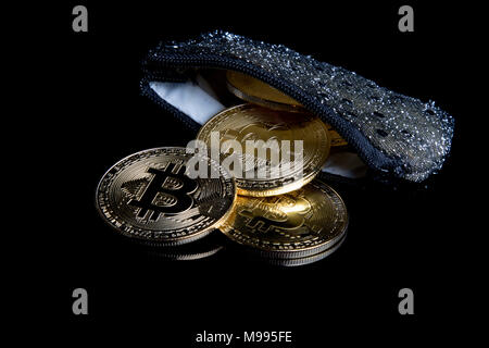 Ein bitcoin Konzept der Münzen aus den Geldbeutel Stockfoto