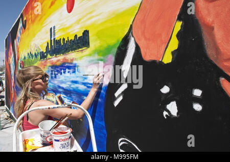 Junge Künstlerin Malerei ein großes Wandgemälde an den indischen Brunnen Art Festival in Palm Desert Kalifornien Stockfoto