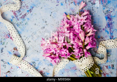 Frische Hyazinthe Frühling Blumen Blumenstrauß auf einem Holztisch Stockfoto