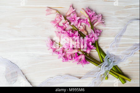 Frische Hyazinthe Frühling Blumen Blumenstrauß auf einem Holztisch Stockfoto