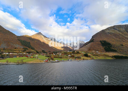 Das Dorf von Urke in Norwegen. Urke ist in der schönen Hjorundfjorden Fjord in Orsta Gemeinde in Mehr og Romsdal County, Norwegen. Stockfoto