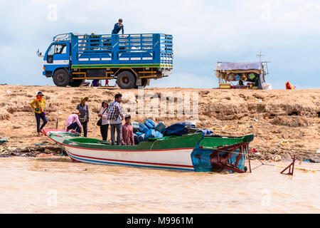 Menschen offload waren von einem Boot auf einen Lkw am Fluss Siem Reap, Kambodscha. Stockfoto