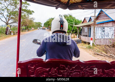 Reiten in ein Tuk-tuk, ein Motorrad mit Anhänger für den Transport von Passagieren, die De-facto-Taxi in Kambodscha und die meisten in Südostasien, Siem Reap, Kambodscha Stockfoto