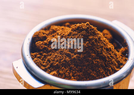 Gemahlener Kaffee in einer Halterung Stockfoto