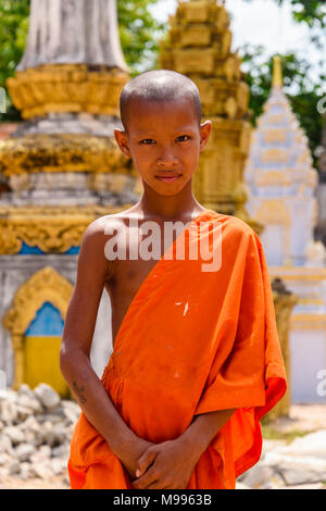 Eine sehr junge Mönch steht außerhalb eines buddhistischen Tempels in einem ländlichen Gebiet von Kambodscha Stockfoto