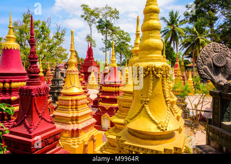 Stupa, traditionelle buddhistische Bestattung Grabsteine an einem Tempel in einem ländlichen Gebiet von Kambodscha Stockfoto