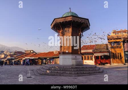 Die sebilj ist ein pseudo-osmanischen Stil mit Springbrunnen in der Mitte von Pigeon Square Bascarsija Platz. Stockfoto