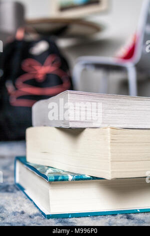 Bücher auf dem Boden gestapelt Stockfoto