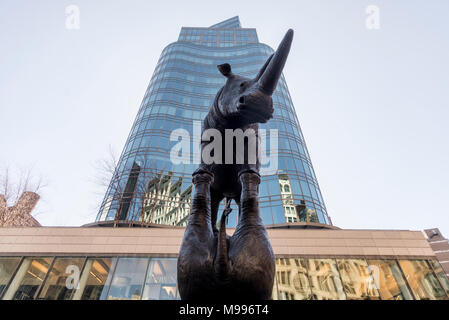 New York, NY, USA, 24. März 2018 - Neue Herde Yorkers zu sehen, eine massive Skulptur der drei nördlichen Breitmaulnashörner in Astor Place mit dem Titel "Goodbye Nashörner - Die letzten drei "Es steht für Sudan, Najin und Fatu. Die letzte lebende Tiere einer Art, die jetzt in freier Wildbahn ausgestorben ist. Stockfoto