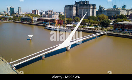Puente de La Mujer und Puerto Modero, Buenos Aires, Argentinien Stockfoto