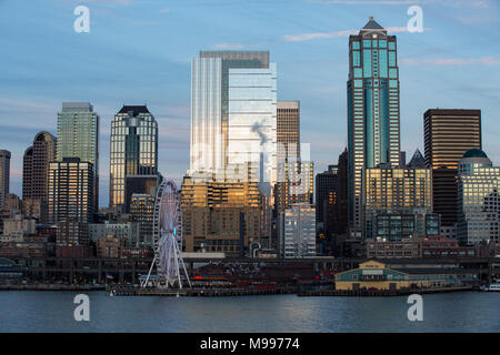Skyline von Seattle Waterfront bei Sonnenuntergang mit Seattle Space Needle Seattle große Rad, Riesenrad, Seattle, Washington. Stockfoto