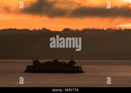 Puget Sound Fähre und Sonnenaufgang mit Cascade Mountains im Hintergrund. Washington State Ferries. Port Townsend Fähre. Stockfoto