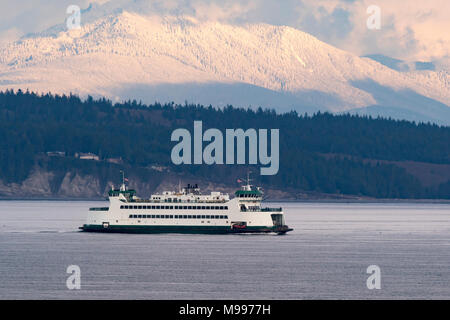 Puget Sound Fähre mit Cascade Mountains im Hintergrund. Washington State Ferries. Port Townsend Fähre. Stockfoto