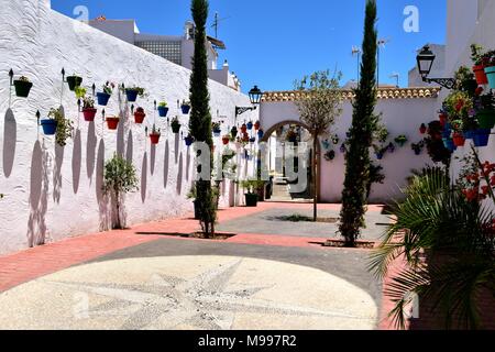 Bunte Blumentöpfe in Estepona Juni 2017 Stockfoto