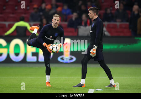 England Torhüter Joe Hart (links) und Nick Pope warm-up während der internationalen Freundschaftsspiel in der Amsterdam ArenA. Stockfoto