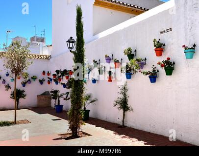 Bunte Blumentöpfe in Estepona Juni 2017 Stockfoto