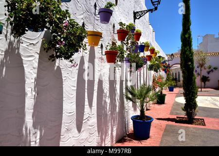 Bunte Blumentöpfe in Estepona Juni 2017 Stockfoto