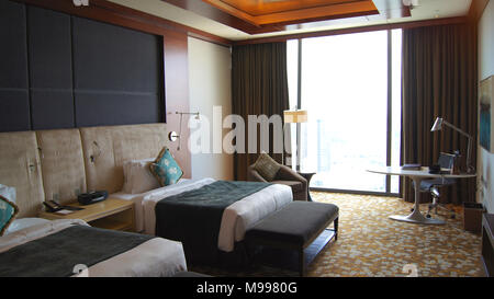 Singapur - APR 2 2015: schöne Schlafzimmer mit 2 Einzelbetten und Blick in ein luxuriöses Hotelzimmer der Marina Bay Sands Resort Stockfoto