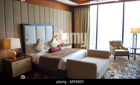Singapur - APR 2 2015: schöne Schlafzimmer mit Blick in ein luxuriöses Hotelzimmer der Marina Bay Sands Resort Stockfoto