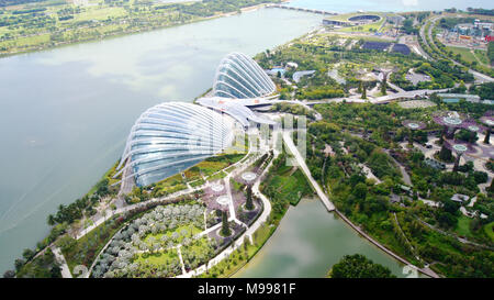 Singapur - APR 2 2015: Tag Blick auf Cloud Forest Blume Kuppel in Gärten durch die Bucht von Der skypark gesehen. Spanning 101 Hektar des zurückgeforderten Landes im Zentrum von Singapur, in der Nähe Marina Behälter Stockfoto