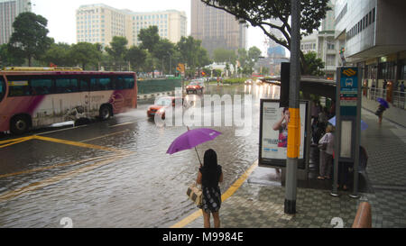 Singapur - APR 2 2015: Unglaublich starke Monsun Niederschlag in Asien verursacht Überschwemmungen von der Straße Stockfoto