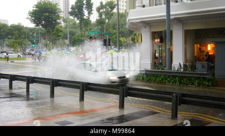 Singapur - APR 2 2015: Unglaublich starke Monsun Niederschlag in Asien verursacht Überschwemmungen von der Straße Stockfoto