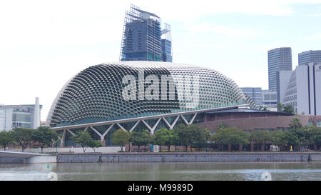 Singapur - APR 2 2015: Esplanade Theater an der Bucht während des Tages. Esplanade Theater an der Bucht ist eine Reihe von Gebäuden auf sechs Hektar Land neben der Marina Bay gelegen Stockfoto