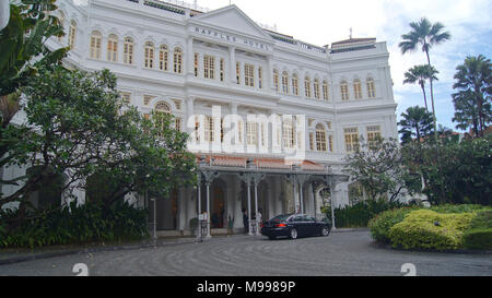 Singapur - APR 2 2015: Einfahrt der kolonialen Stil Raffles Hotel in Singapur. Das Hotel ist eines der bekanntesten Symbole von Singapur 1899 gegründet Stockfoto