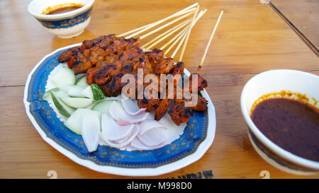 Singapur - APR 3rd, 2015: Lecker lecker Spieße mit Huhn kochen über glühende Kohlen in Singapurs Satay Street Food Markt Stockfoto