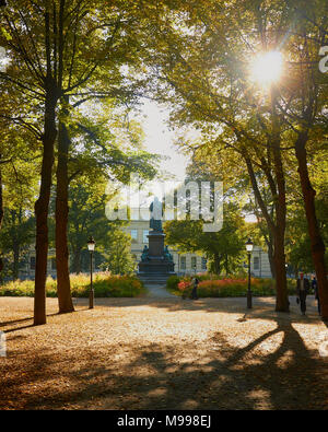 Statue von Carl Linnaeus (Carl von Linne), Humlegarden, Östermalm, Stockholm, Schweden, Skandinavien. 18. jahrhundert Botaniker, Arzt und Zoologe Stockfoto