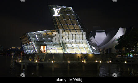 Singapur - APR 2 2015: Nachtaufnahme von Louis Vuitton Insel Maison Marina Bay Stockfoto